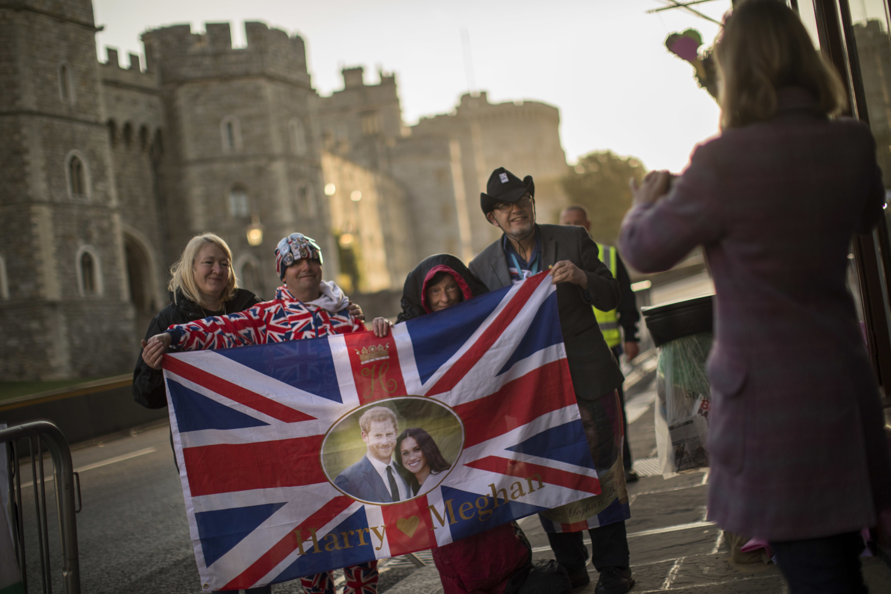 Lidé se fotí před hradem Windsor v předvečer královské svatby