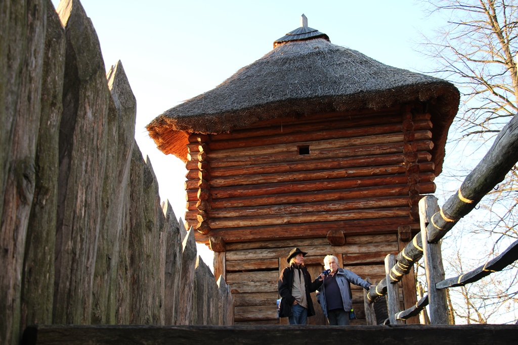 Archeopark v Netolicích. Strážní věž slouží jako rozhledna