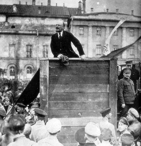 Lenin a Trocký na Sverdlovském náměstí v roce 1920