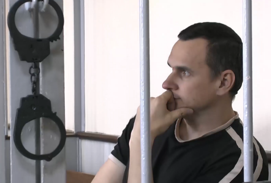 Oleg Sencov v kleci pro obžalované.
