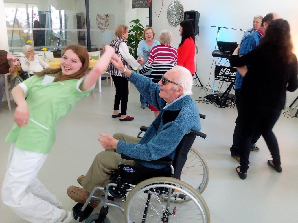 Královéhradecký domov pro seniory GrandPark oslavil 1. výročí svého otevření plesem pro své klienty