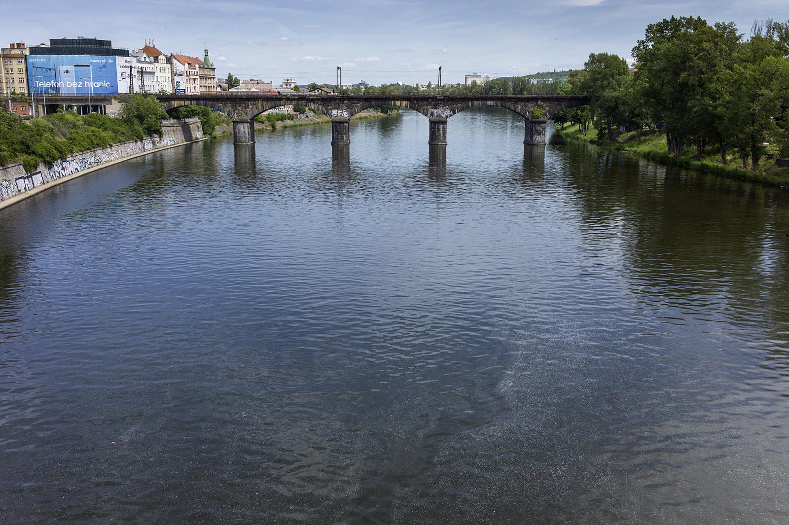 Negrelliho viadukt pokračuje územím Karlína přes vltavský ostrov Štvanice do bubenské části Holešovic