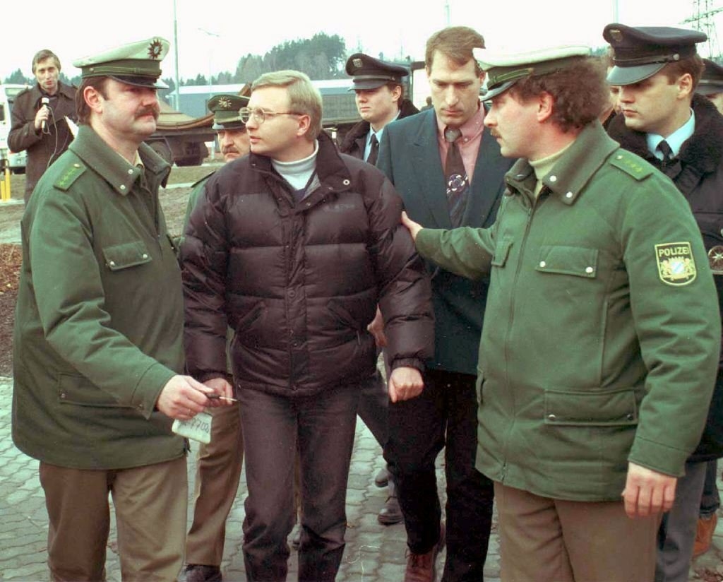 Michal Kováč mladší (uprostřed) v doprovodu německých policistů na hraničním přechodu v Rozvadově, únor 1998