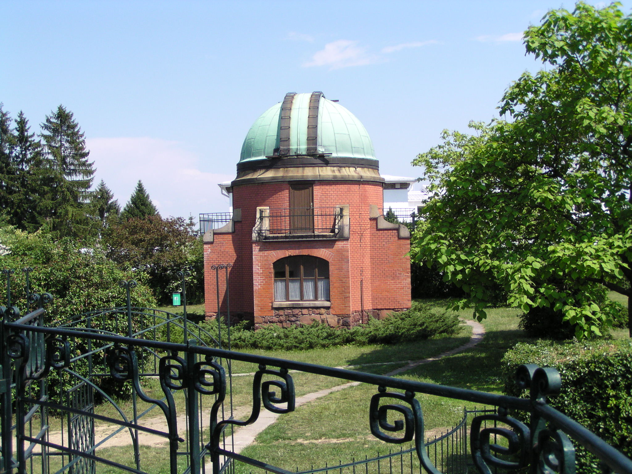 Centrální kopule hvězdárny v Ondřejově navržená architektem Josefem Fantou
