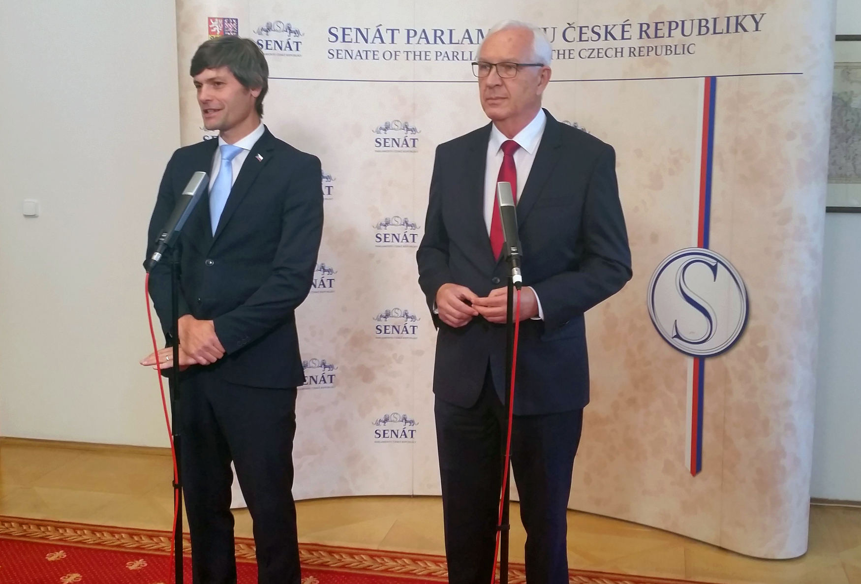 Bývalí prezidentští kandidáti Jiří Drahoš (vpravo) a Marek Hilšer (vlevo) oznámili na společné tiskové konferenci, že posílí v Senátu klub Starostové a nezávislí