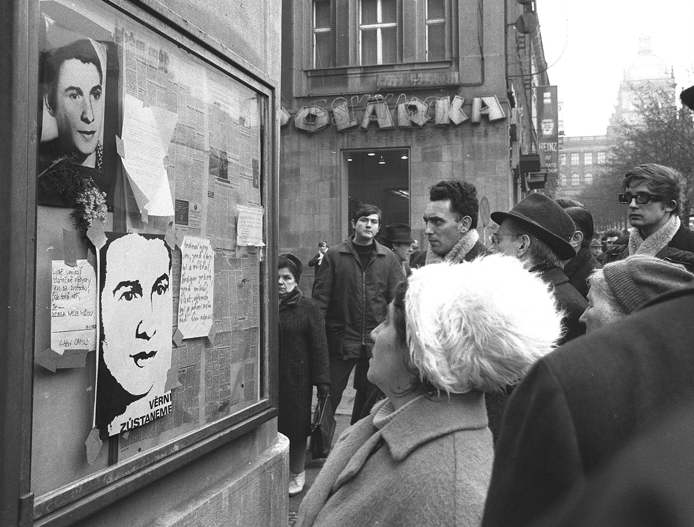 Lidé tehdejšího Československa vzdávali hold  na Václavském náměstí v centru Prahy Janu Palachovi