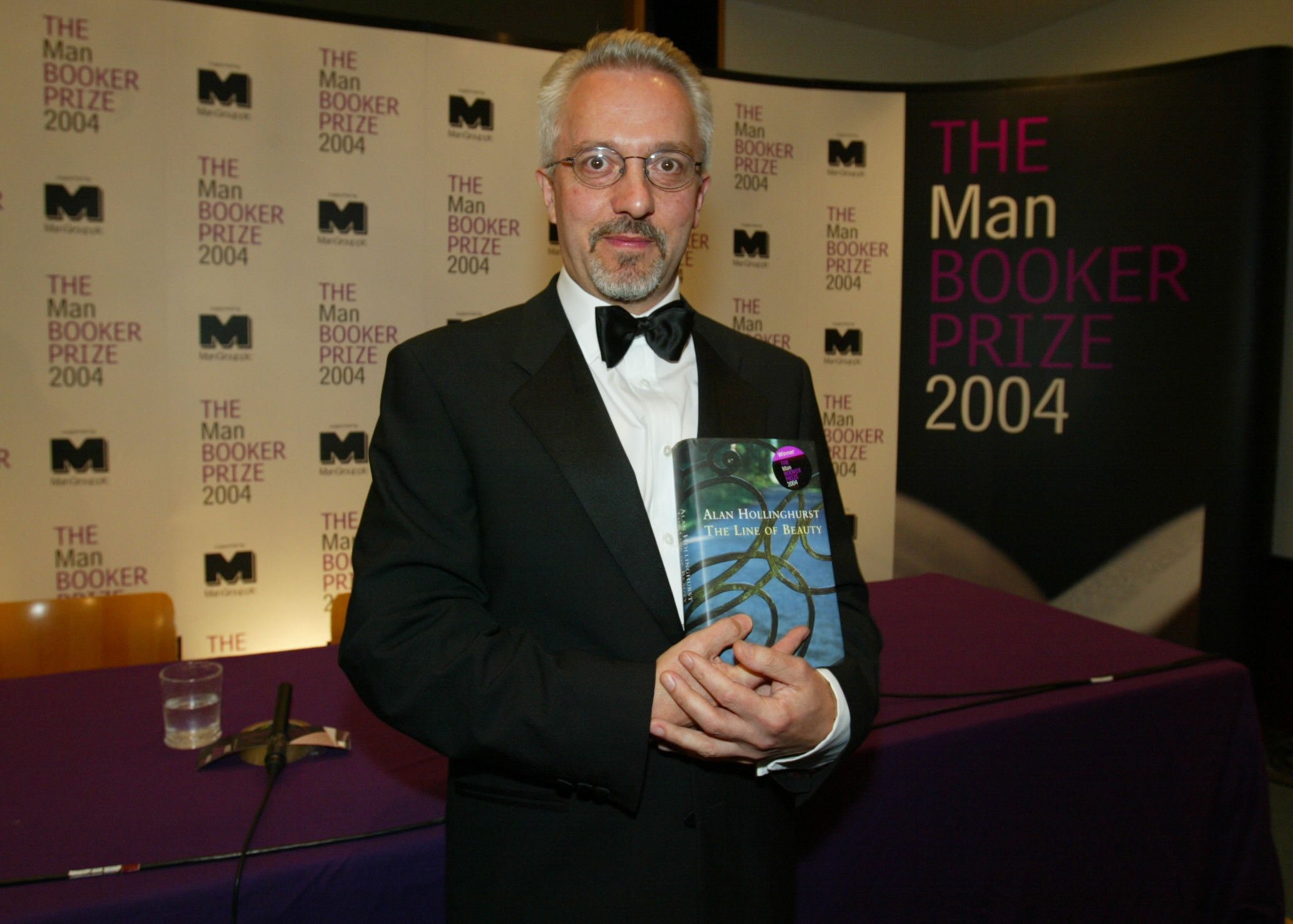 Alan Hollinghurst získal za román Linie krásy nejprestižnější britskou literární cenu – Man Booker Prize