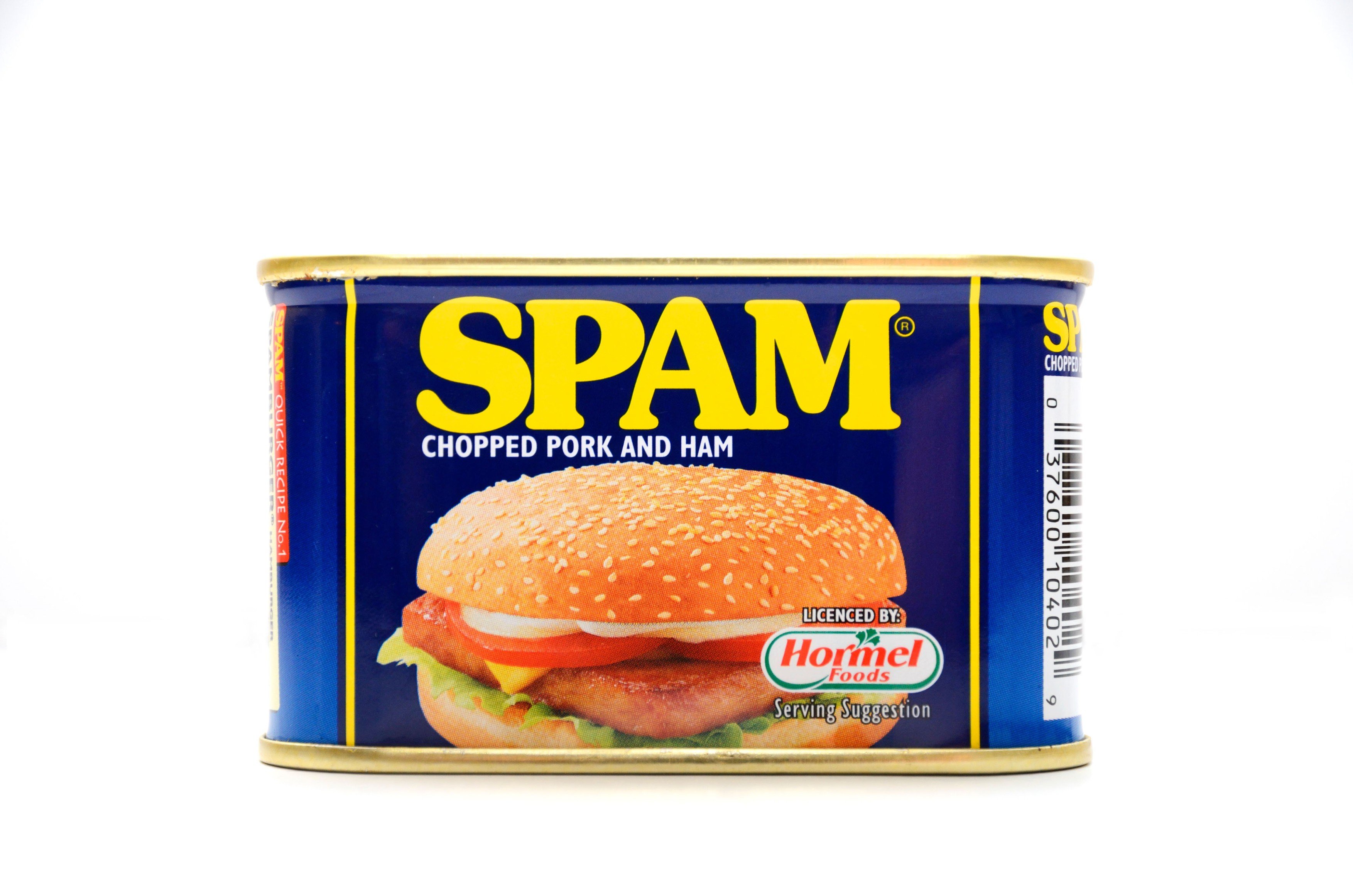 Byl to název britských lančmítových konzerv, anglicky spiced ham, kořeněná šunka, zkratka spam