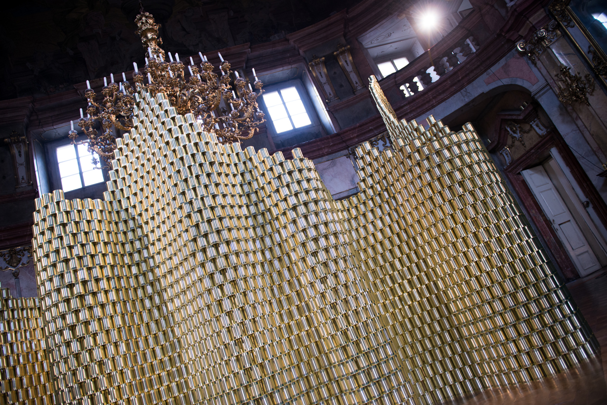 Instalace z pěti tisíc zlatých plechovek, Maxim Velčovský