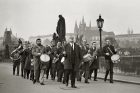 Orchestr Karla Krautgartnera pochoduje přes Karlův most v Praze při natáčení západoněmecké televize, Karel Krautgartner v popředí, 1966