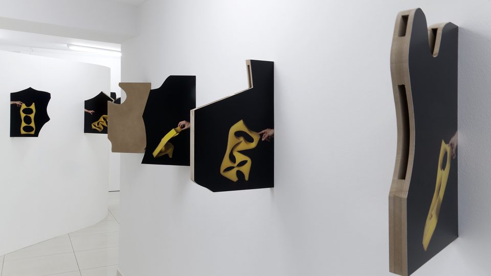 Stisk rukou, 8 digitálních chromogenických tisků, každý o rozměru 54 x 36 cm, bedýnka / wooden box, FAIT Gallery, Brno, 2015 