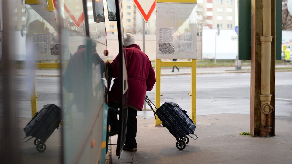 Z autobusového nádraží odjíždí regionální spoje