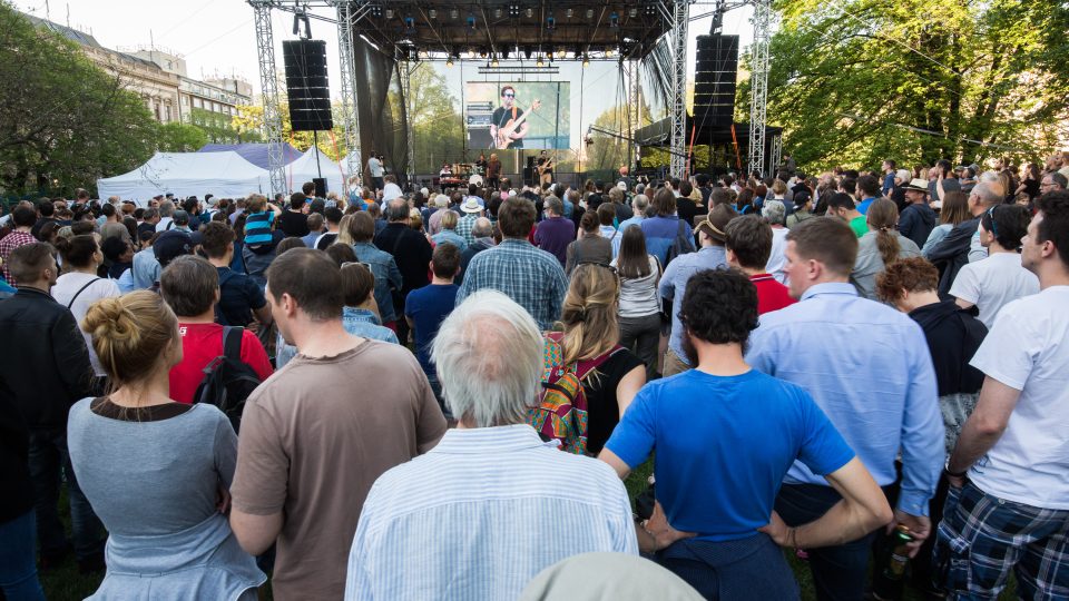 Oslava Mezinárodního dne jazzu 30. dubna. Na Karlově náměstí v Praze vystoupili The Herbaliser, Laco Déczi a další