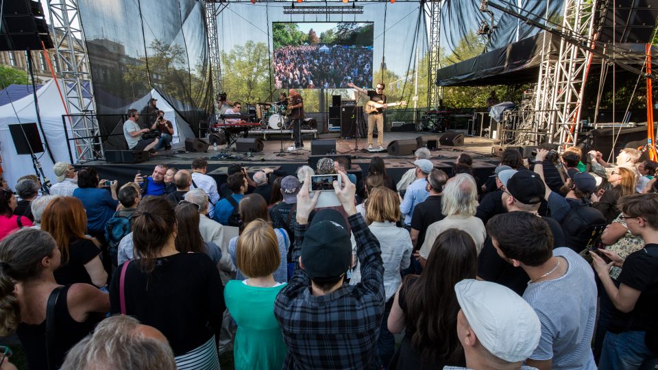 Oslava Mezinárodního dne jazzu 30. dubna. Na Karlově náměstí v Praze vystoupili The Herbaliser, Laco Déczi a další