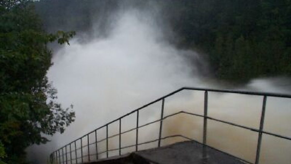 19:10 hod - Římovská přehrada stále vypouští velké množství vody