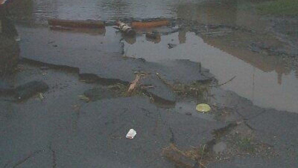 20:22 hod - Zničená silnice v Plavu u Českých Budějovic