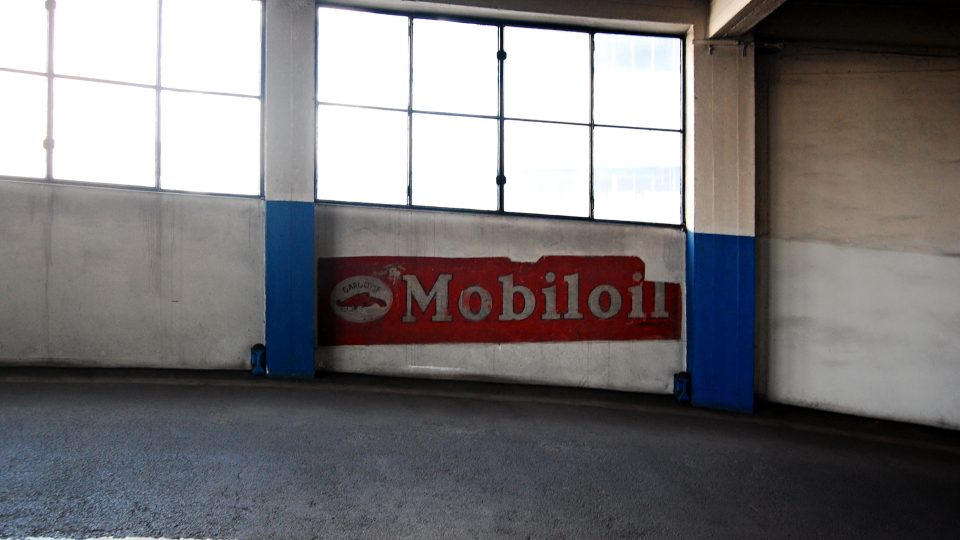 Etážové garáže v Hradci Králové, zachovaná reklama na maziva fy Vacuum Oil Company