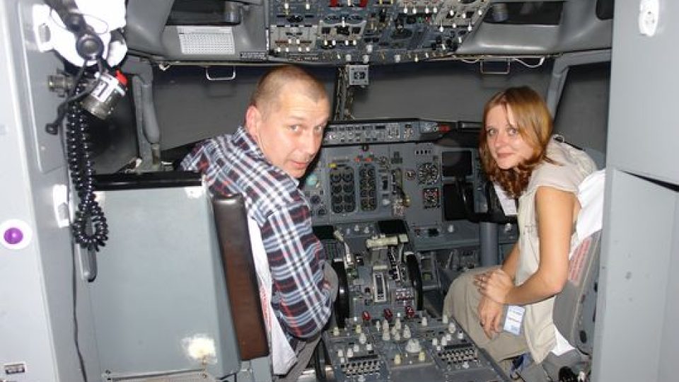 Moderátoři živého Mikrofóra v kokpitu Boeingu 737.