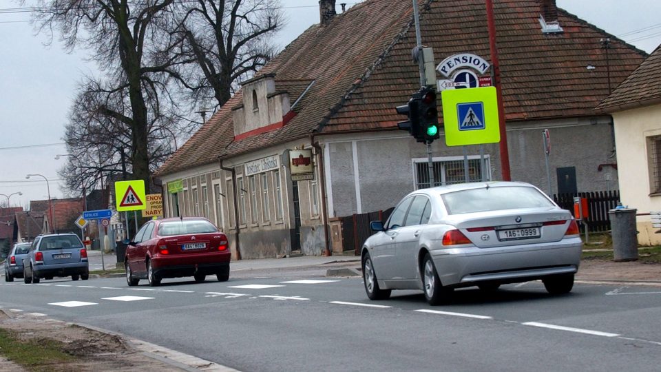 Nové dopravní značení přece jen snížilo rychlost aut při průjezdu Libišany. Foto - František Hloušek