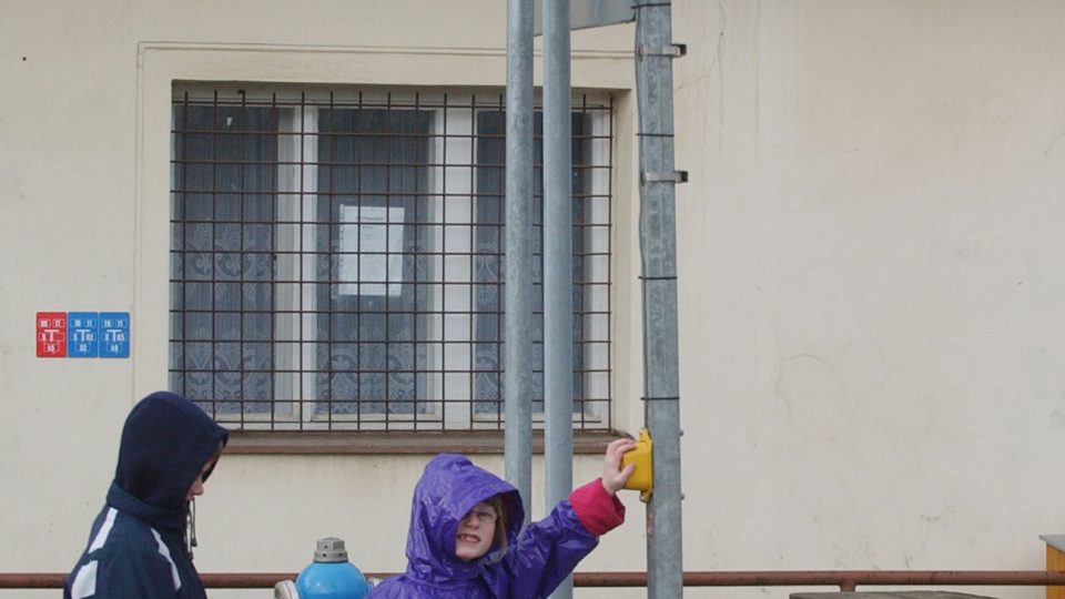 Od konce února 2007 funguje u přechodu na návsi v Libišanech tlačítkový semafor, aby vůbec bylo možné se dostat na druhou stranu. Foto - František Hloušek