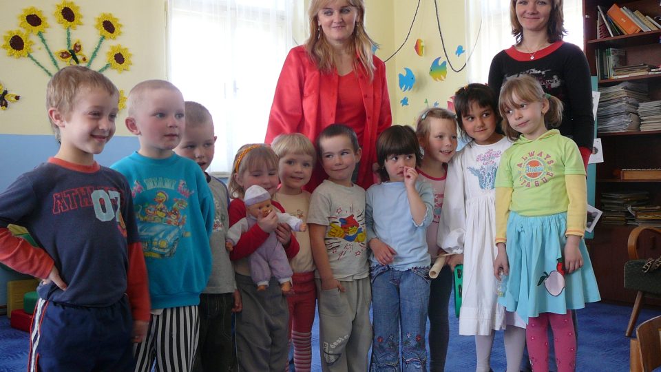 Děti v mateřské školce rádi zpívají  se svoji ředitelkou Jitkou Daňkovou