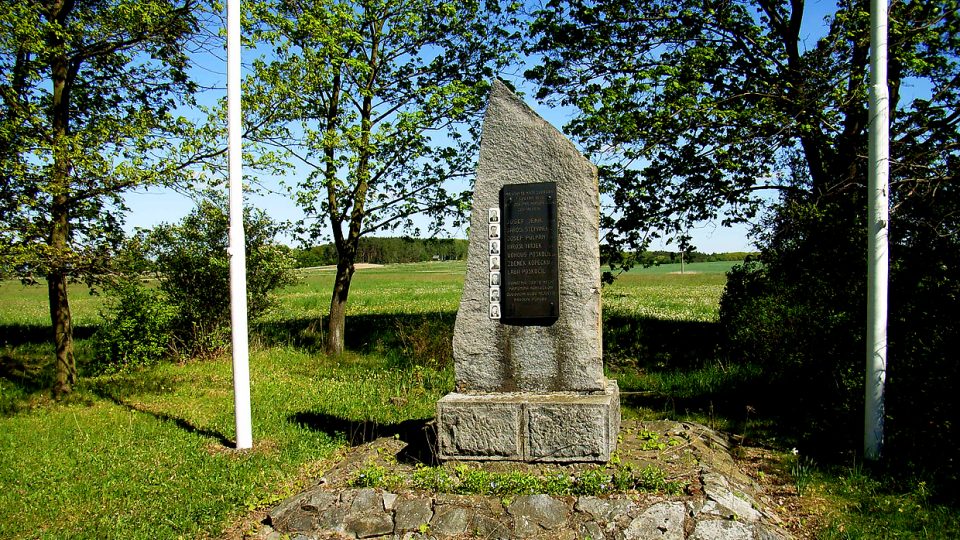 U pomníku obětem 2.světové války se také letos 5. května sejdou občané Němčic a příbuzní ke společné vzpomínce