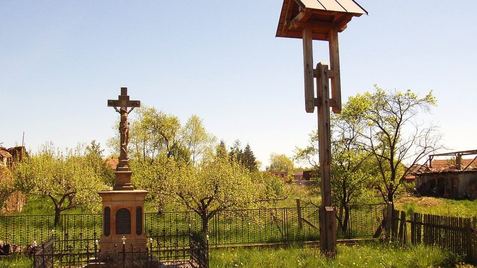 Vedle křížku - kalvárie byla v roce 2004 postavena nová zvonička. Zvon za války zabavili Němci, takže si v Němčicích musejí šetřit na nový