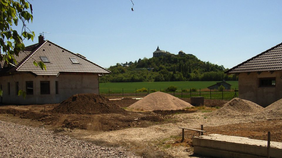 Ze všech nově postavených domů v Němčicích prý bude vidět na Kunětickou horu
