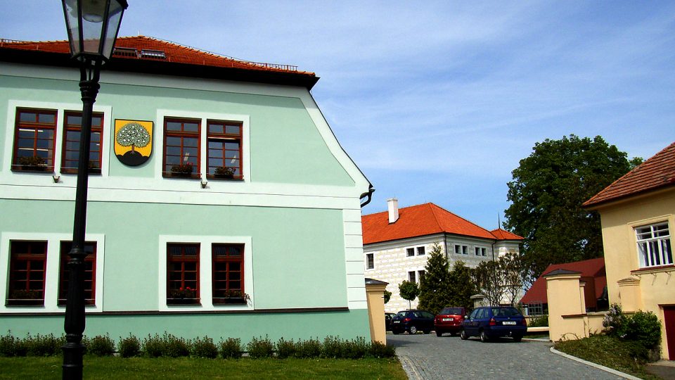 V bývalé úřední budově u zámku ze začátku 19.století je nyní Obecní úřad Nasavrky