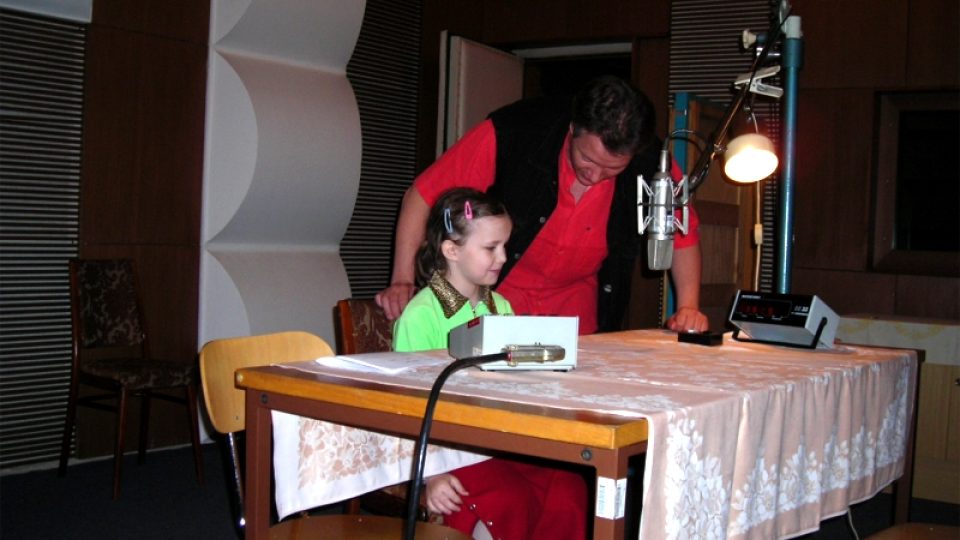 Šéf techniky P. Antoniazi s malou čtenářkou ve Studiu 3