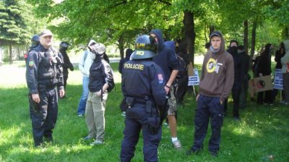 Most - policie a anarchisti v parku