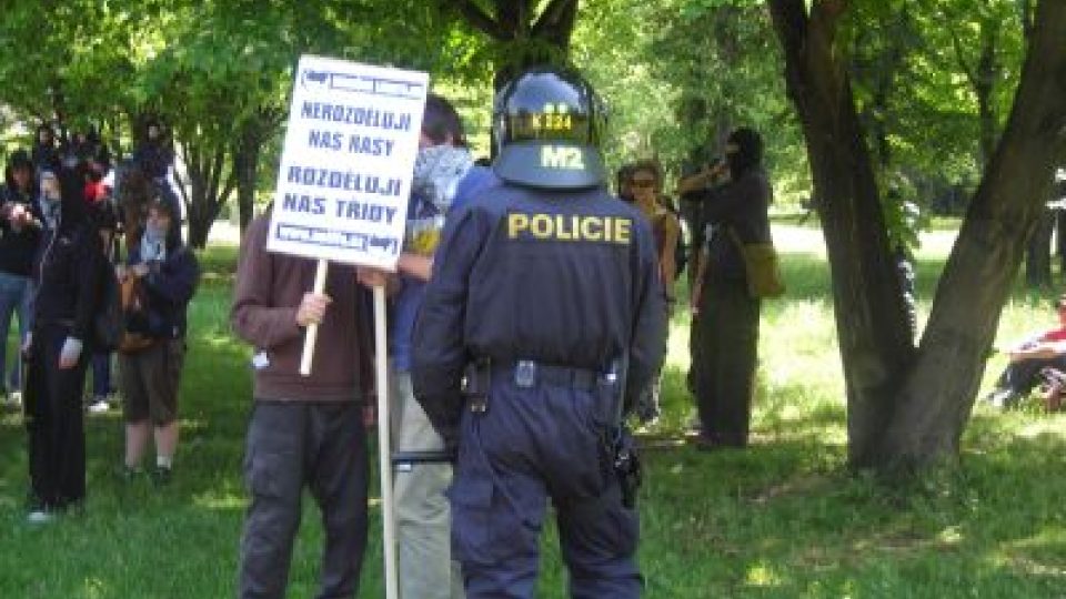 Most - policista a anarchista s transparentem