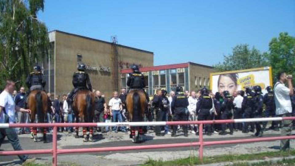 Most - policejní těžkooděnci před neonacisty brání střetu s anarchisty