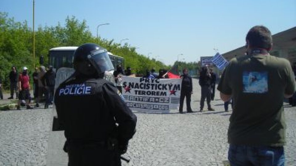Most - policejní těžkooděnec před anarchisty brání střetu s neonacisty