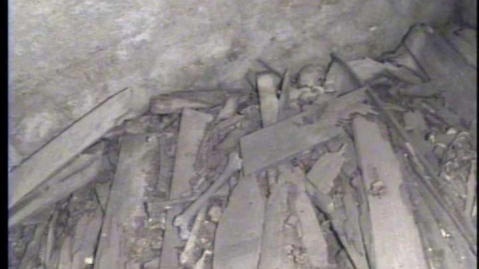 Pohled do rozsáhlé krypty bratří, na snímku rozpadlé rakve a části skeletů