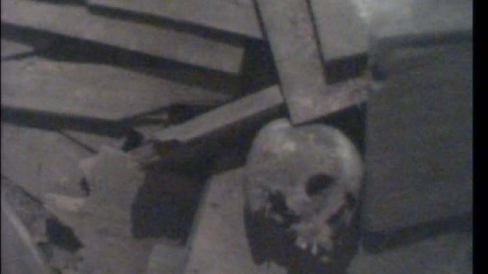 Lebka vypadlá z rozpadlé rakve v kryptě bratří
