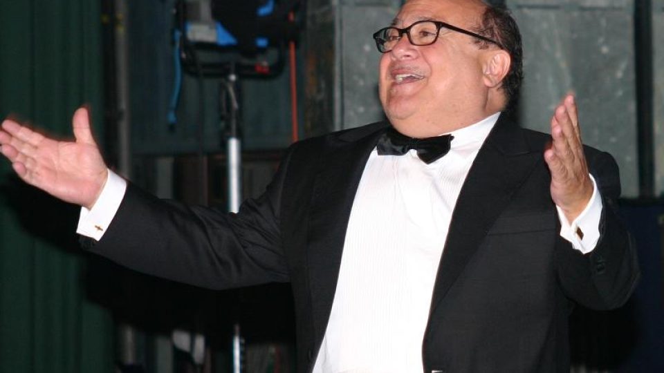 Americký herec, režisér a producent Danny DeVito zdraví diváky při příchodu na pódium