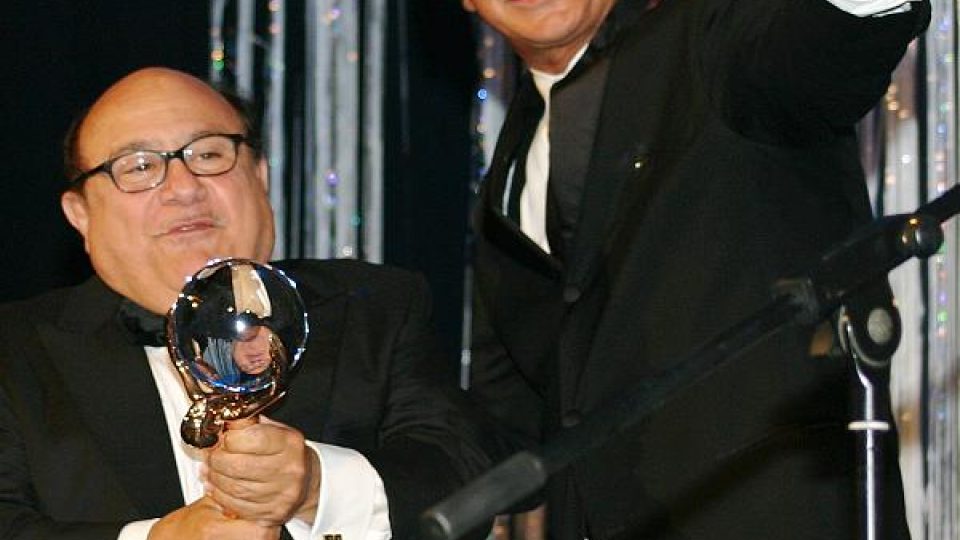 Danny DeVito převzal od Jiřího Bartošky cenu za mimořádný umělecký přínos světové kinematografii