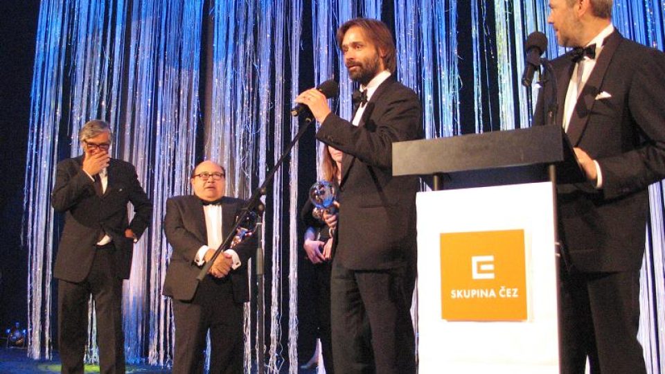 Vyvrcholení závěrečného ceremoniálu - Danny DeVito předal cenu za nejlepší film režiséru islandsko-německého snímku Severní Blata Baltasaru Kormákurovi