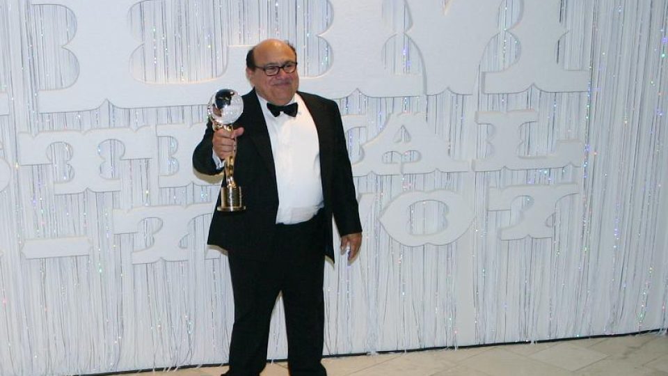 Danny DeVito ochotně pózuje fotografům v předsálí velkého kina hotelu Thermal