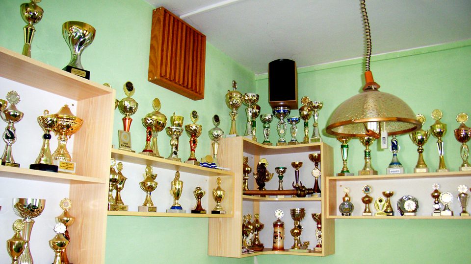 V obecním hostinci Na Rozkoši ve Strašově jsou vystaveny poháry, které vybojovali místní dobrovolní hasiči