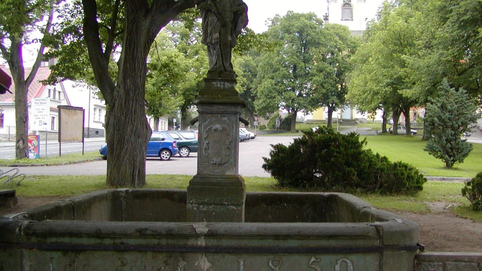 Kamenná kašna na náměstí pochází z roku 1850. Používala se nejen jako zásobárna vody na vaření a praní, ale i jako napajedlo pro dobytek