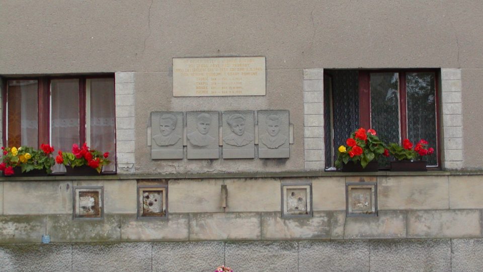 Pietní místo obětí trestné výpravy německé armády z 8. května 1945 najdeme na budově č.p. 6 za kostelem
