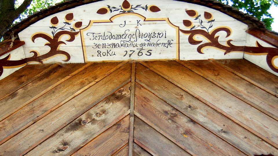 Domek domácího tkalce čp. 159 v Betlémě v Hlinsku má na záklopovém prkně uveden letopočet 1765