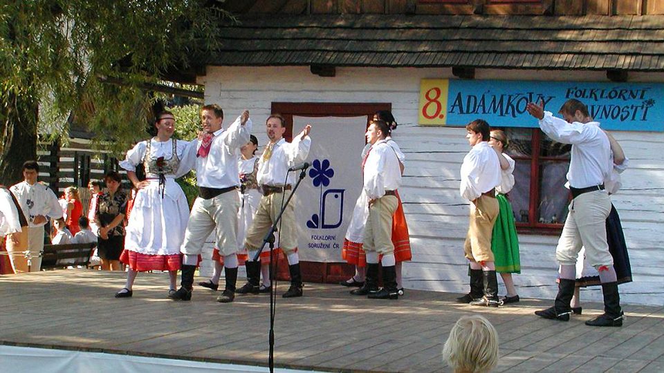 Folklórní soubor Vysočan při vystoupení na 8. Adámkových  folklórních slavnostech v hlineckém Betlémě, na tomto pódiu se odehraje i letošní 12. ročník slavností