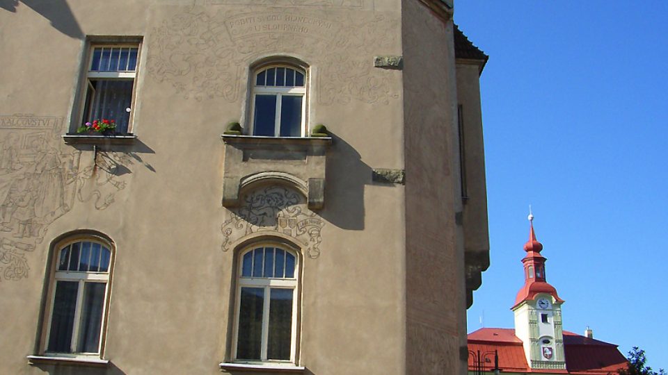 Ježdíkův dům  z roku 1904 je zdoben sgrafity Mikoláše Alše a znázorňují Jiřího z Poděbrad společně s vítězstvím Hlineckých nad Švédy