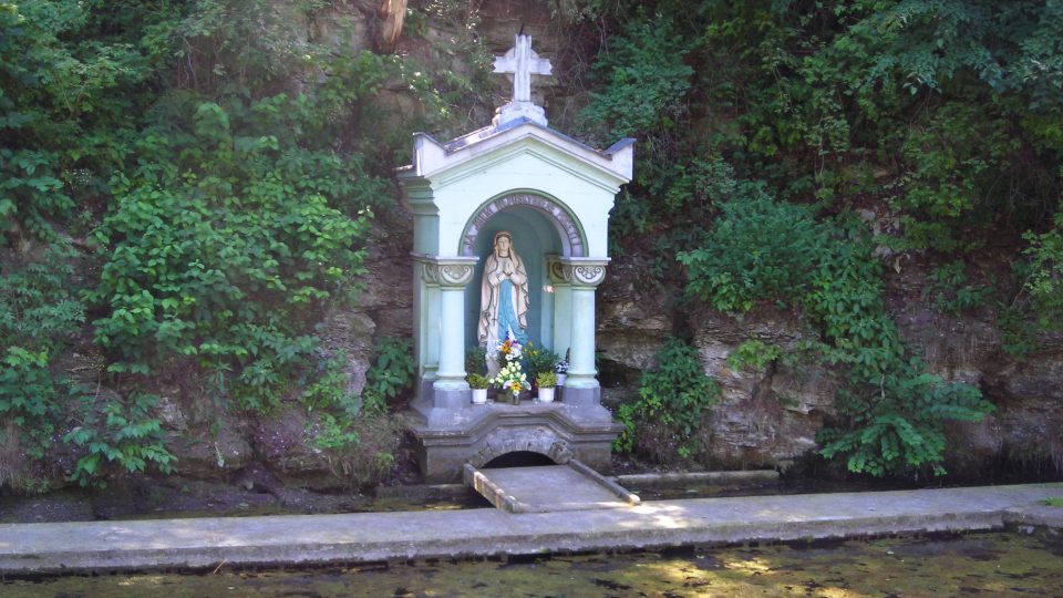 Místní část Cikov má Fialový pramen s upraveným rybníčkem a sochou Panny Marie