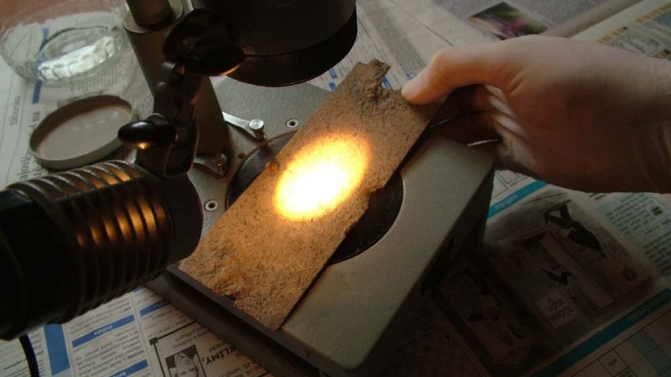 Průzkum kovové destičky pod mikroskopem