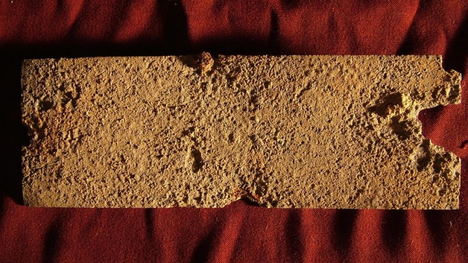 Kovová destička z hrobky Siarda Falka před konzervací