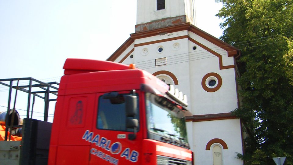 Bukovka - Dominantou obce je evangelický helvétský kostel, můžete si ho vyfotografovat, pokud vám ale nevjede do záběru kamion